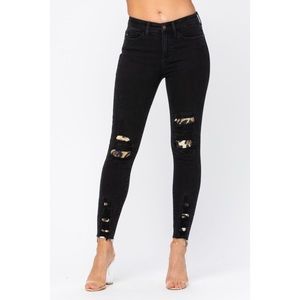 JUDY BLUE | Black Leopard Patch Distressed Jeans